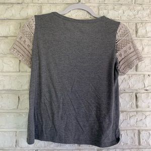 Cutout sleeve, pocket tee